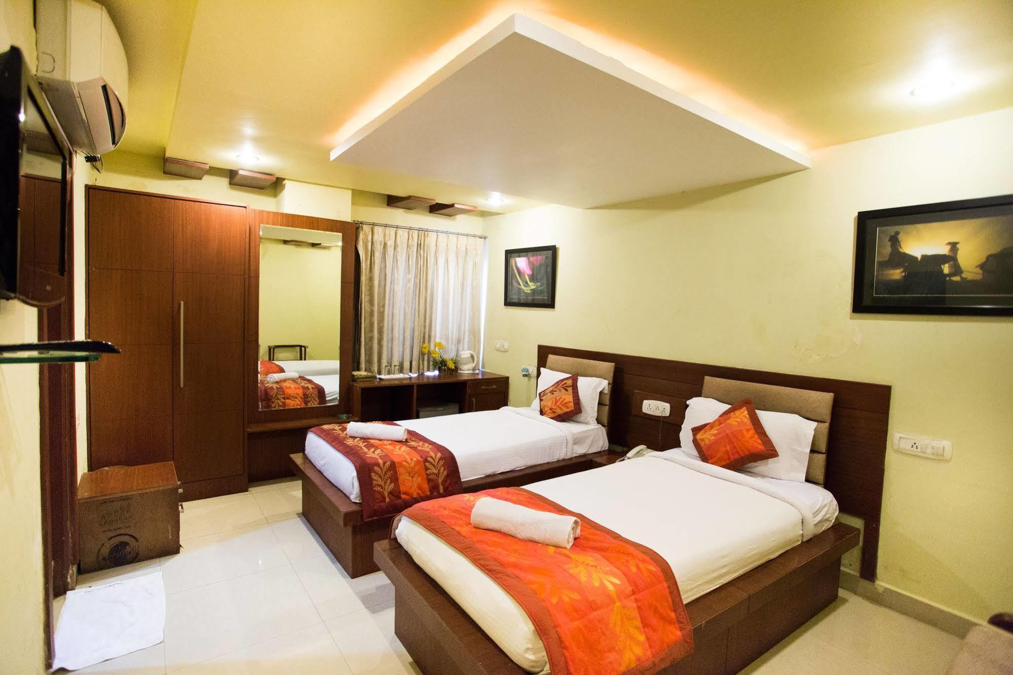Oyo 36282 Namo Suites Hyderabad Exterior foto