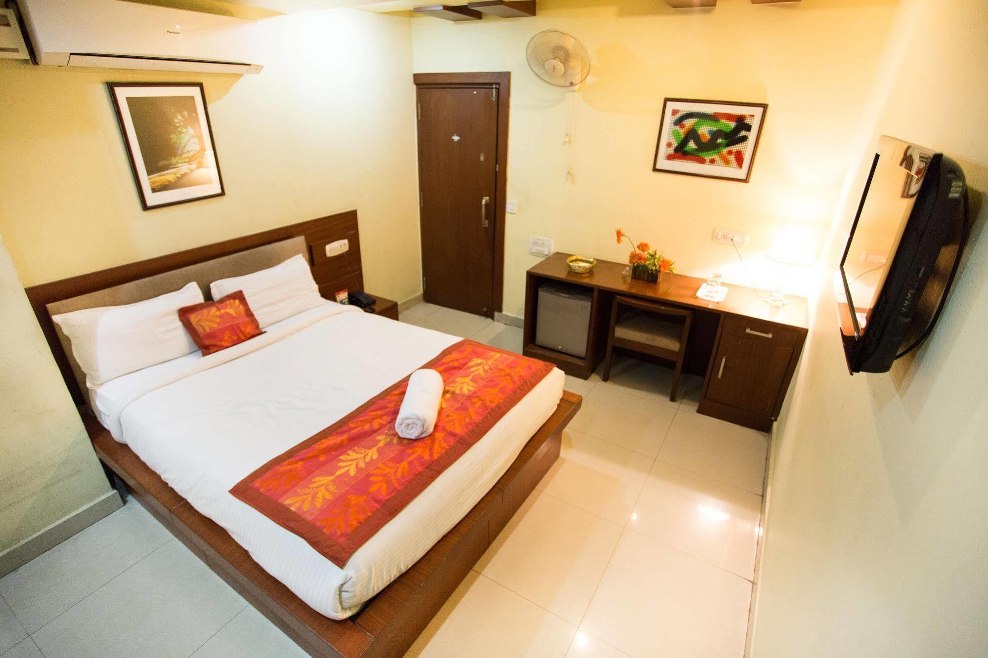 Oyo 36282 Namo Suites Hyderabad Exterior foto