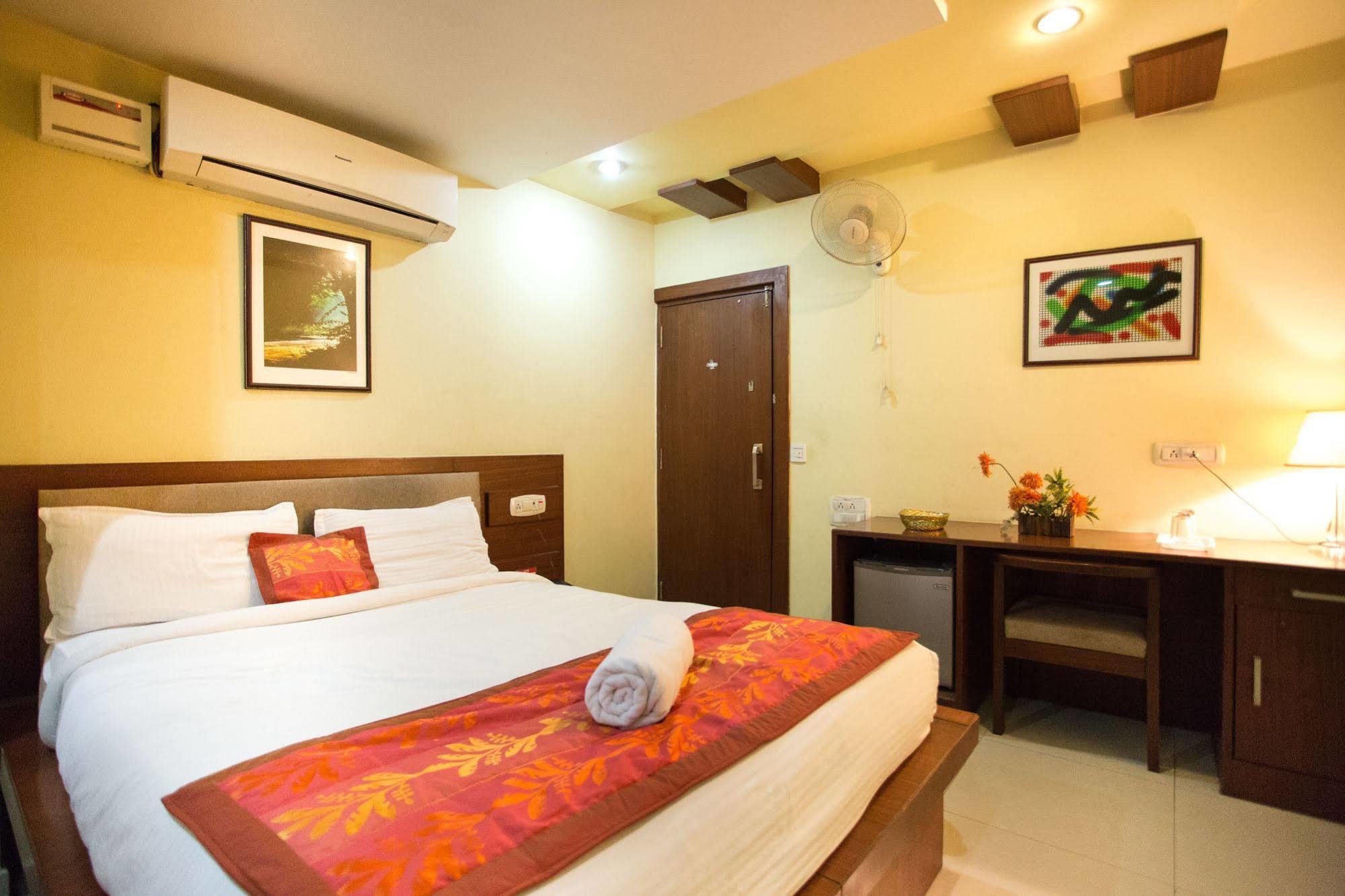 Oyo 36282 Namo Suites Hyderabad Exterior foto