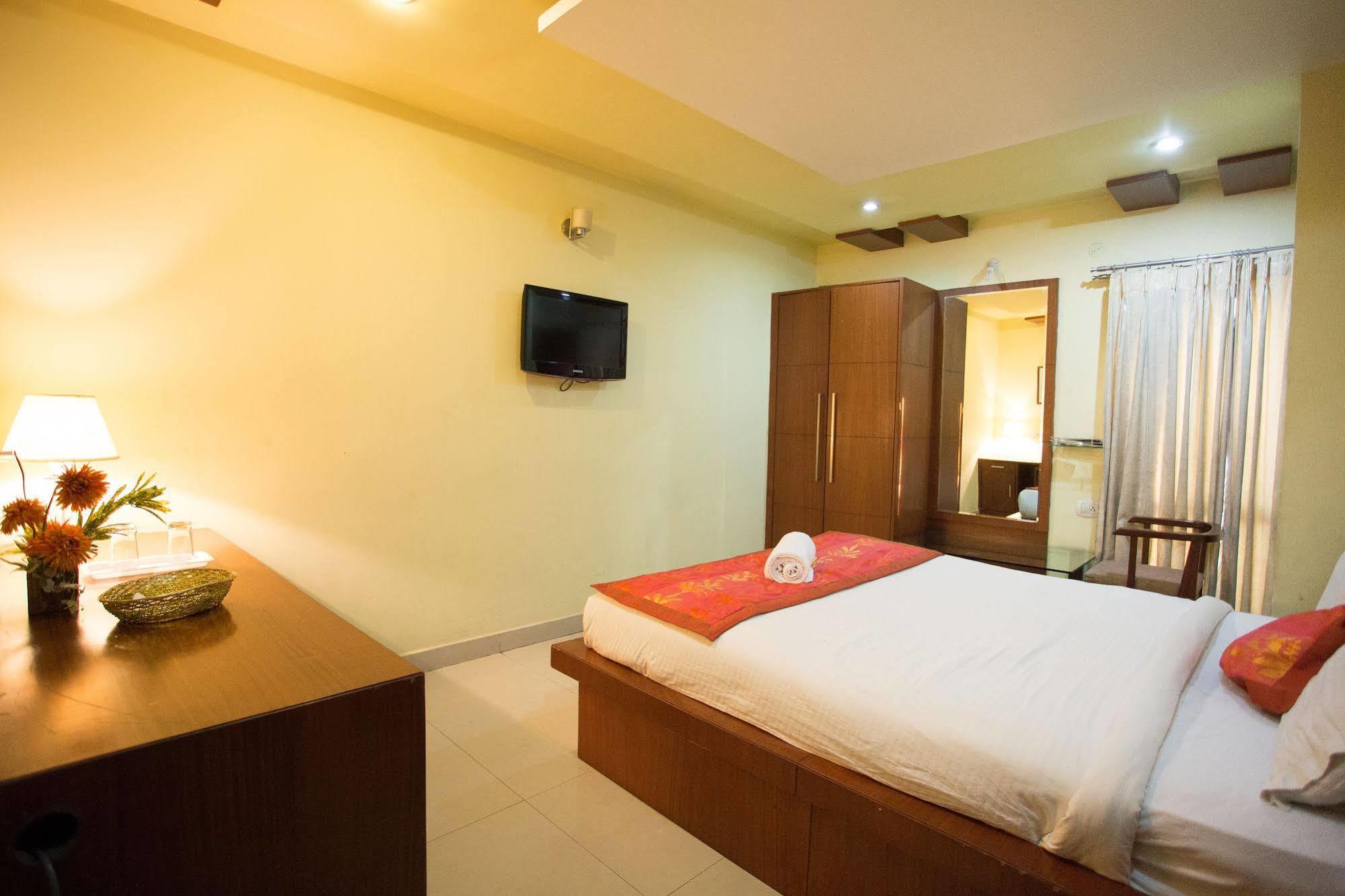 Oyo 36282 Namo Suites Hyderabad Exterior foto