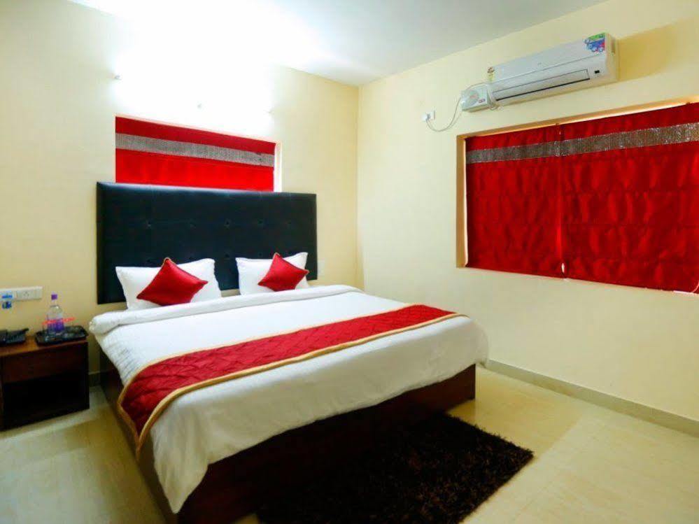 Oyo 36282 Namo Suites Hyderabad Exterior foto