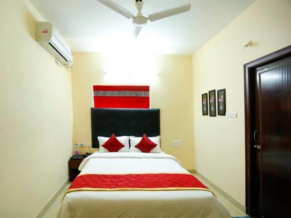 Oyo 36282 Namo Suites Hyderabad Exterior foto